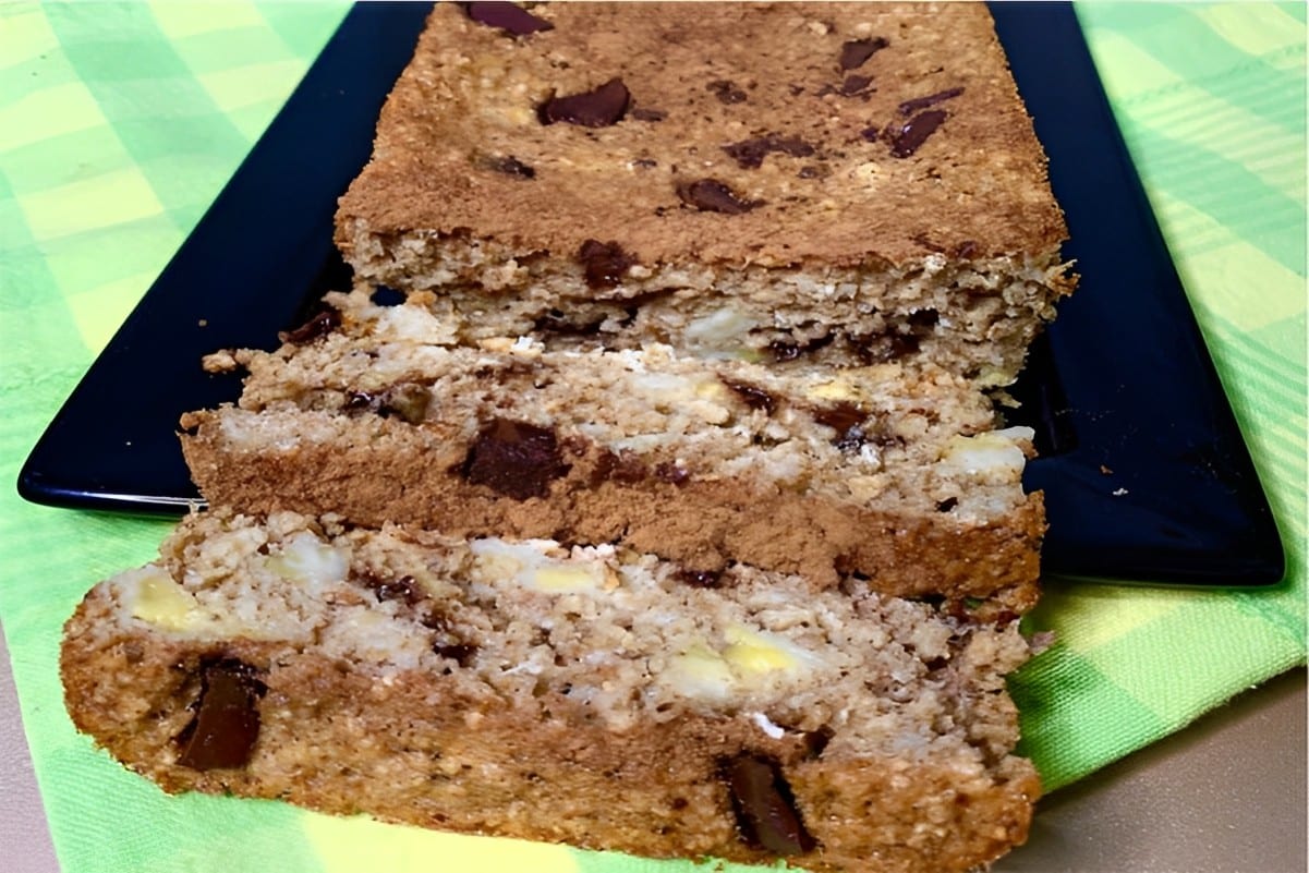 Pão de banana fofinho e macio perfeito para acompanhar seu café da manhã ou da tarde