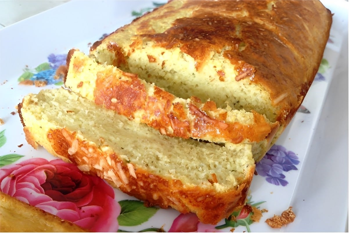 Pão de cebola com parmesão fácil e delicioso perfeito para seu lanche