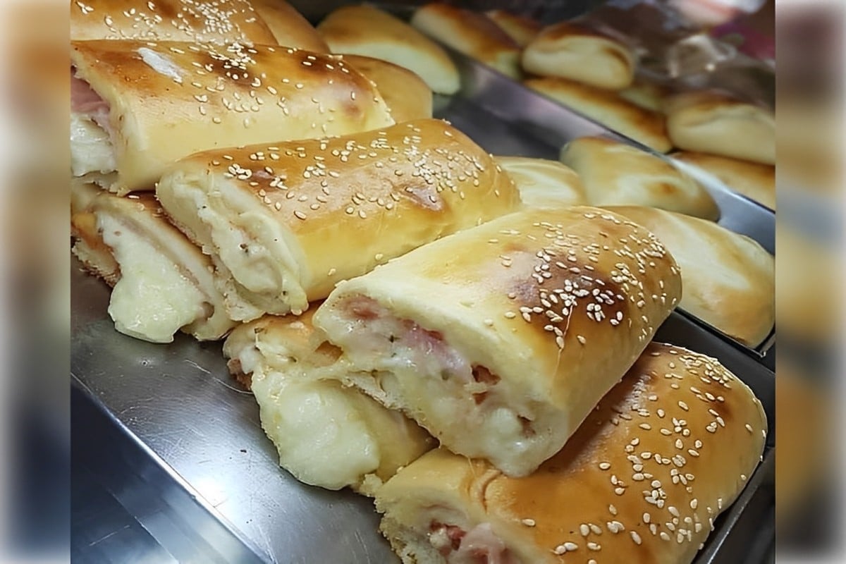 Pão pizza com massa bem fofinha recheado de presunto e queijo um lanche delicioso