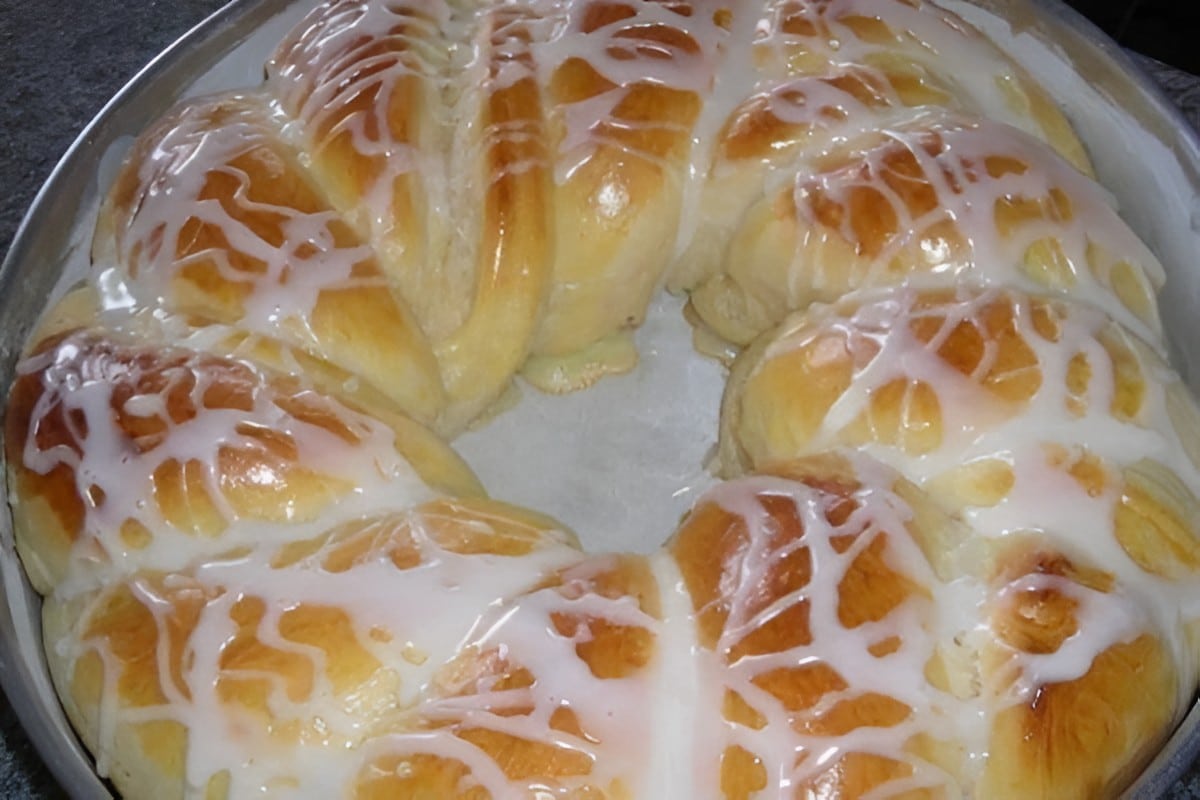 Rosca doce caseira fácil com cobertura de leite de coco muito melhor que a de padaria