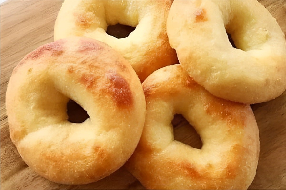 Rosquinha de queijo mineira assada muito fácil é só misturar os ingredientes modelar e assar