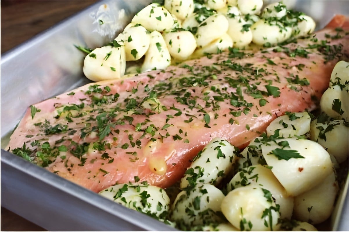 Salmão assado na manteiga com ervas ao forno um almoço fácil e delicioso para o fim de semana