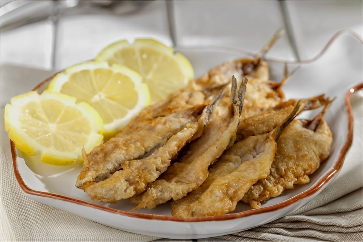 Sardinha frita empanada sequinha deliciosa como refeição ou aperitivo