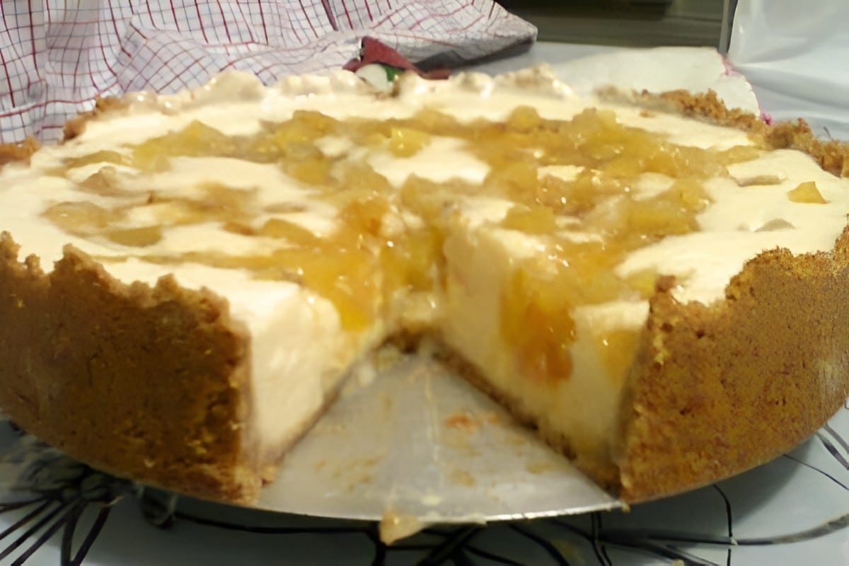 Torta de abacaxi com massa de bolacha e manteiga derrete na boca