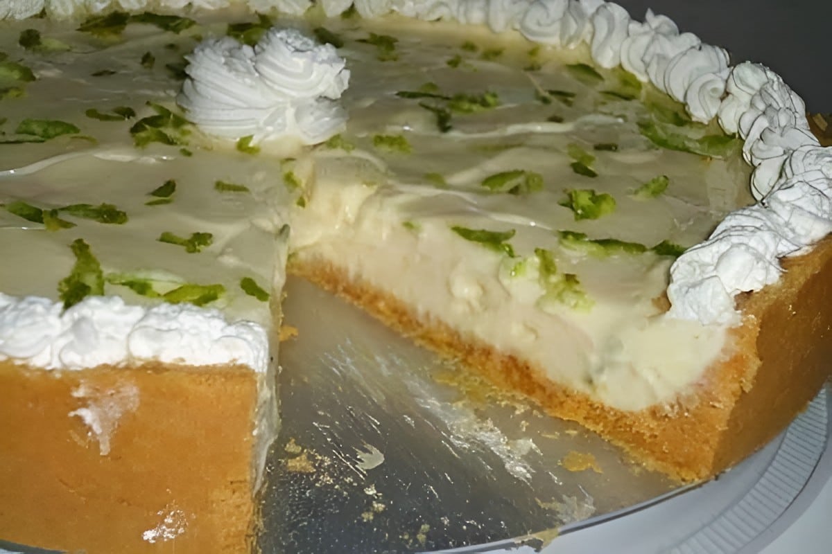 Torta de limão com massa de biscoito e manteiga e com recheio de mousse de limão uma delícia