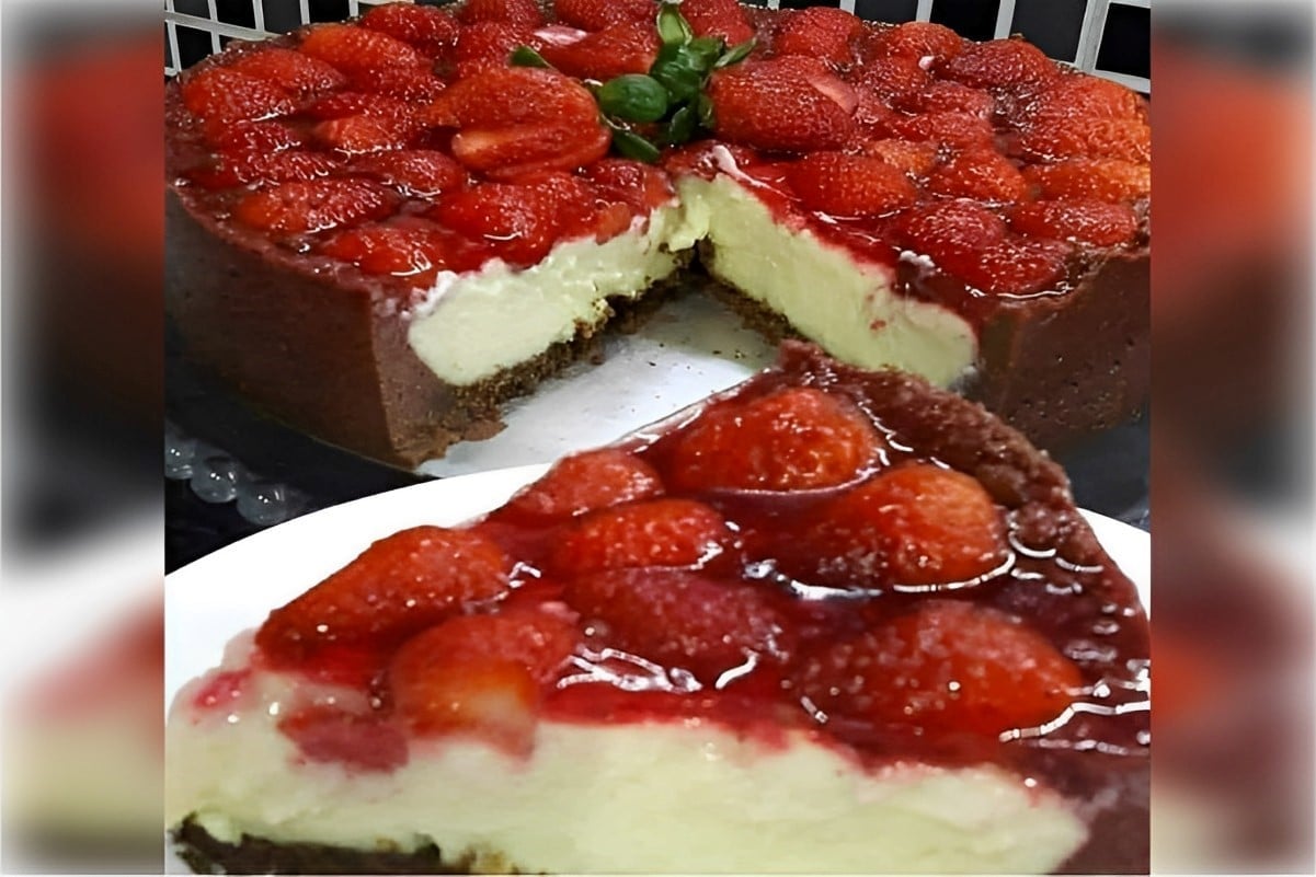 Torta de morango com massa de chocolate e recheio de creme