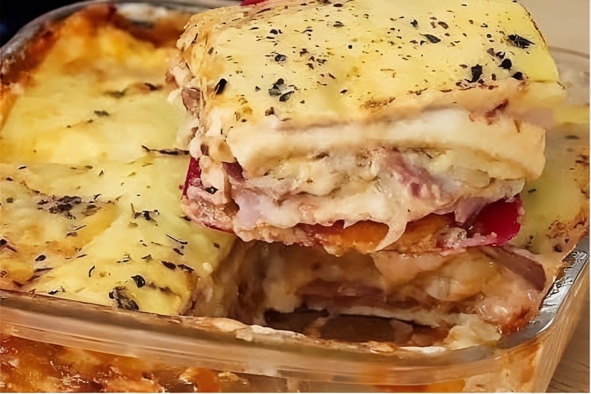 Torta de pão de forma assada no forno com presunto e queijo uma delícia