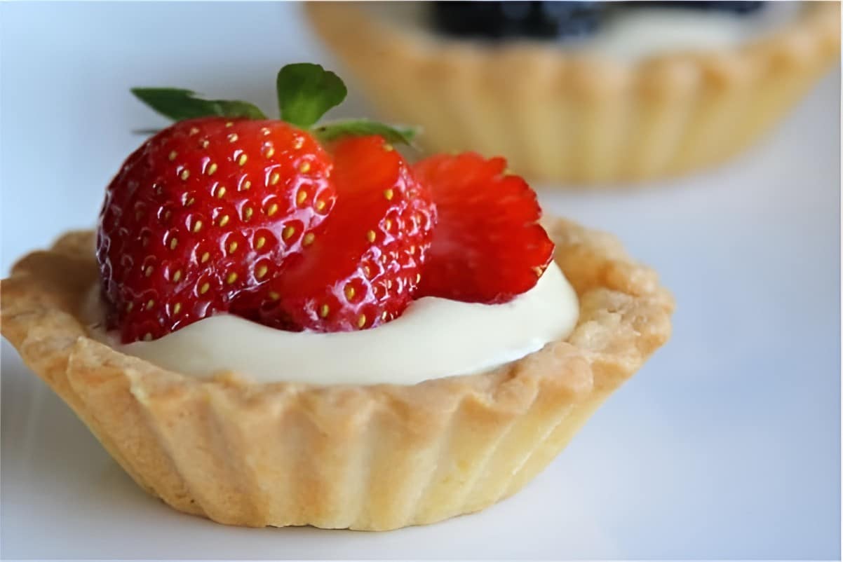 Tortinha com creme de morango de padaria receita simplificada para fazer em casa
