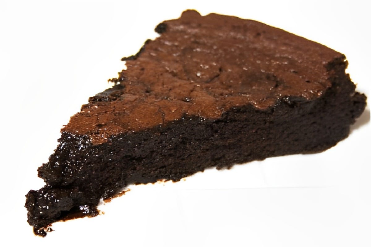 Bolo Mousse de Chocolate de Liquidificador fica molhadinho e delicioso