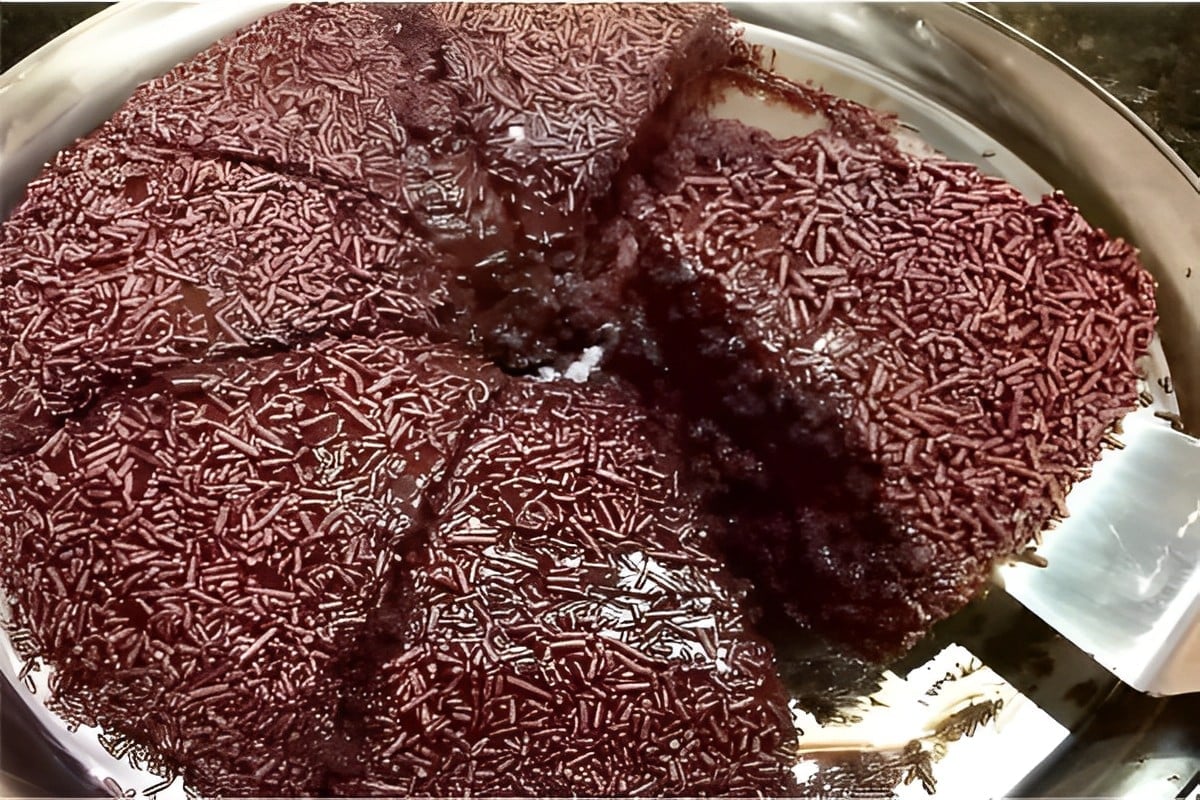 Bolo de chocolate com cobertura de brigadeiro perfeito para o lanche ou uma festinha