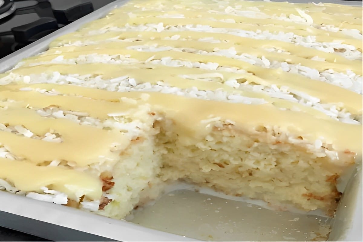 Bolo de coco gelado com leite condensado simples rápido e delicioso perfeito para seu lanche