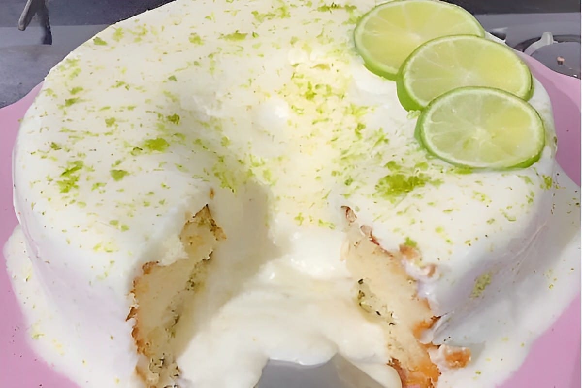 Bolo de limão com cobertura e raspas simples de fazer e delicioso ótimo para seu lanche