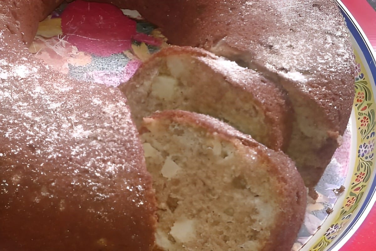 Bolo de maçã em pedaços delicioso perfeito para o lanche ou café de sua família