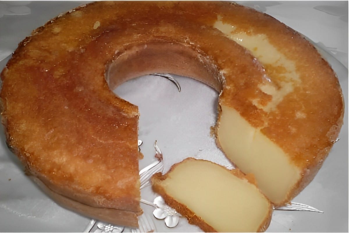 Bolo mole ou bolo de leite parecido com pudim de tão cremoso e fica delicioso