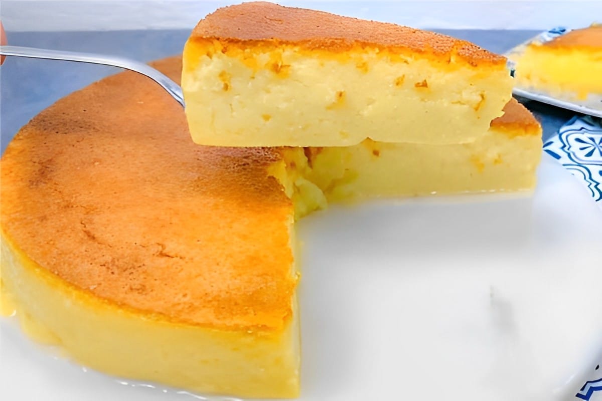 Bolo mole de fubá fica bem cremoso parecendo um pudim fácil e prático de preparar