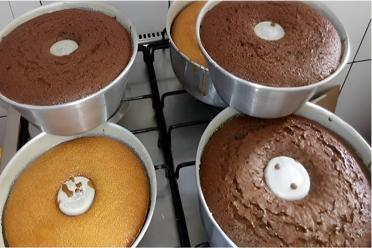 Bolo simples tradicional ou de chocolate uma receita que faz dois tipos diferentes de bolo