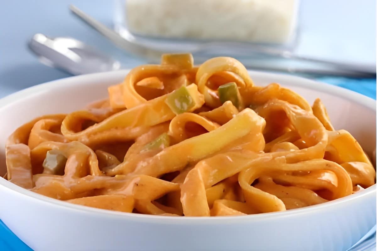 Macarrão com molho de requeijão fácil de fazer e fica perfeito para servir no almoço de domingo