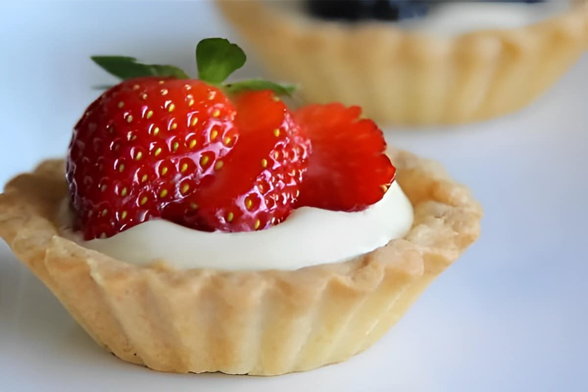 Tortinha com creme de morango de padaria receita simples para fazer na sua casa
