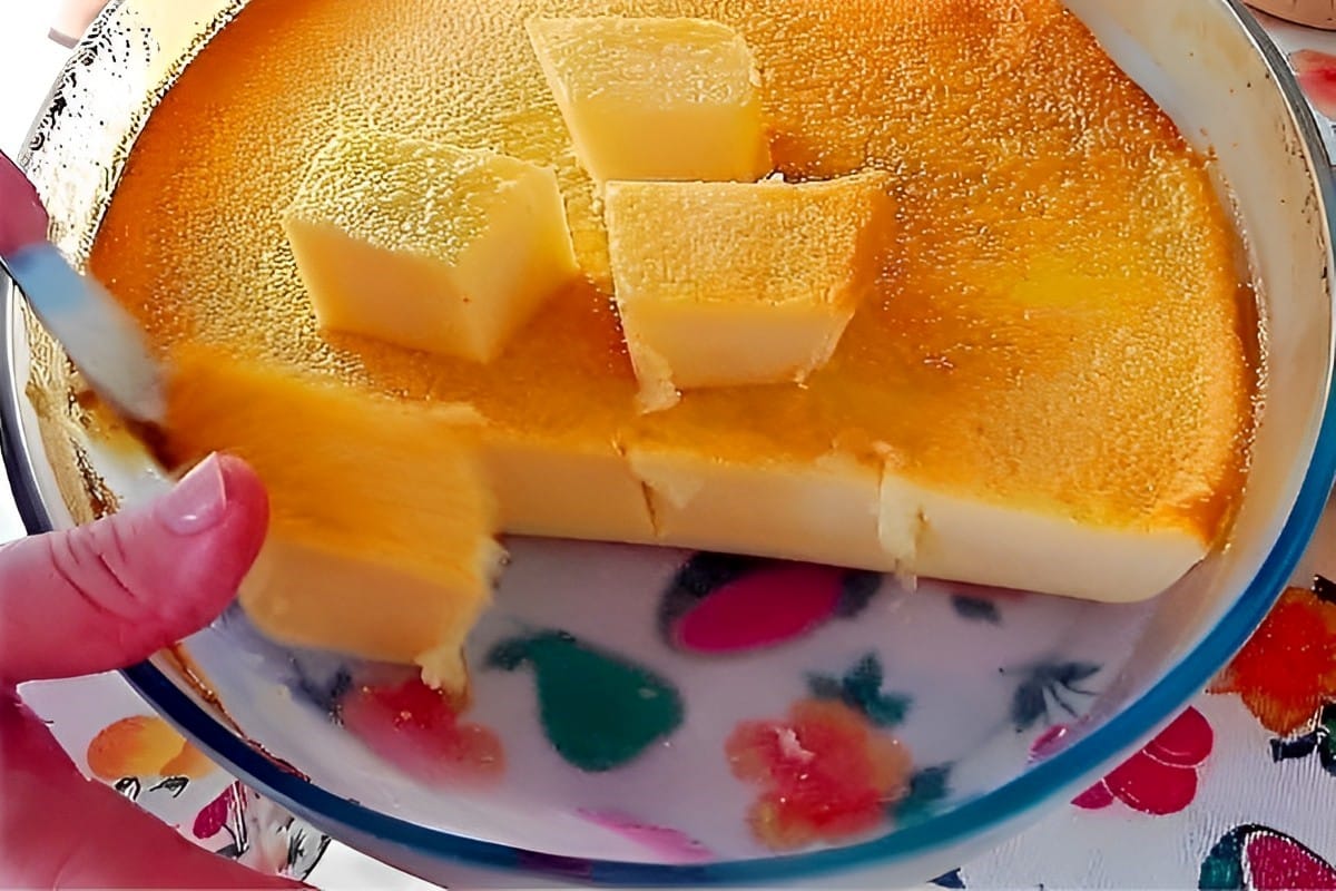Bolo caçarola italiana na travessa um bolo cremoso e firme parece um pudim de pão