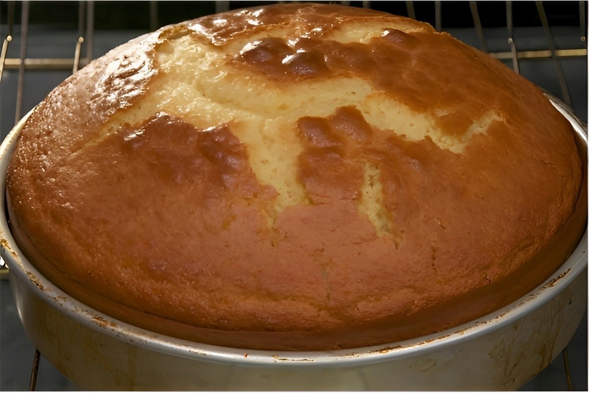 Bolo de água um bolo fofinho e barato feito com ingredientes que você tem no armário