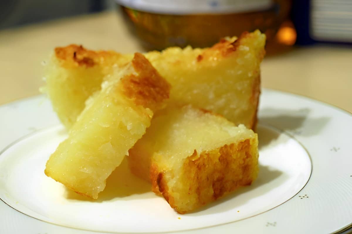 Bolo de aipim cremoso é delicioso e fácil de preparar não precisa nem de liquidificador