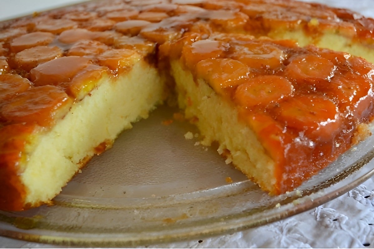 Bolo de banana invertido fofinho e macio desmancha na boca