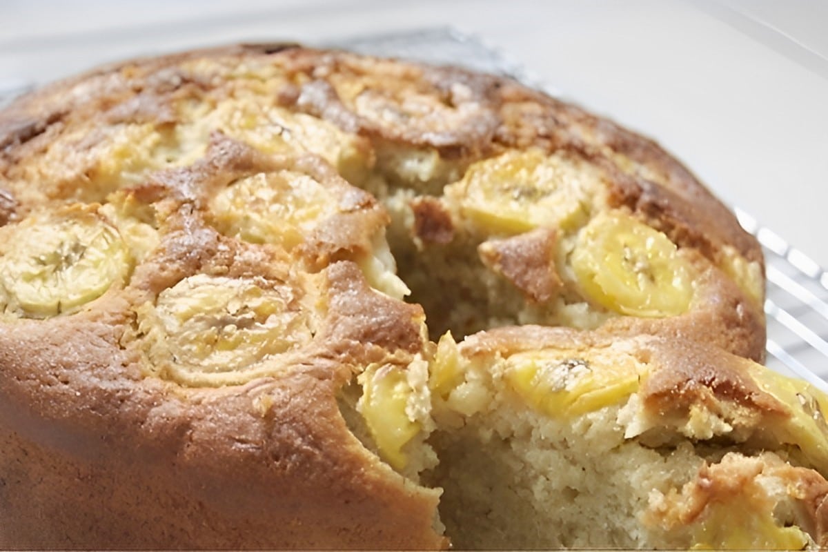 Bolo de banana feito com aveia e pedaços da fruta fácil e delicioso