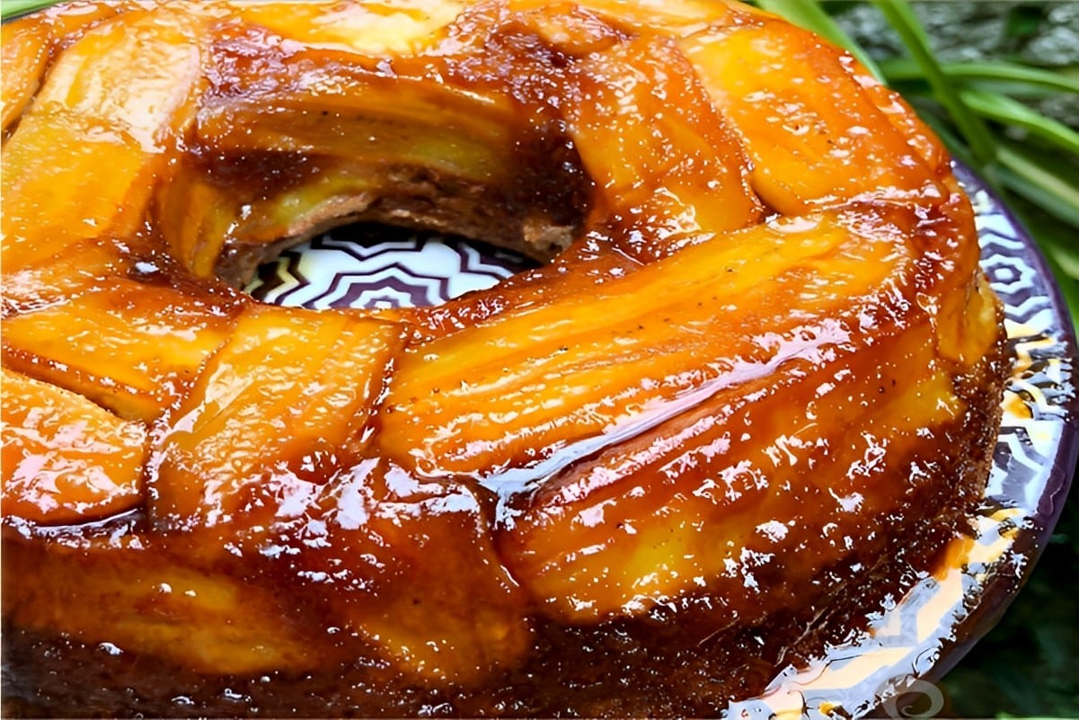 Bolo de banana invertido com banana caramelada tão simples que até criança faz