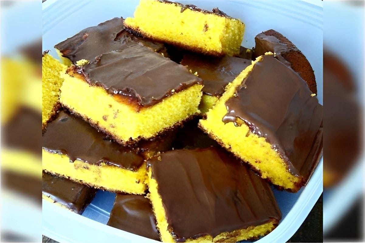 Bolo de cenoura com cobertura de chocolate muito fofinho e fácil de fazer