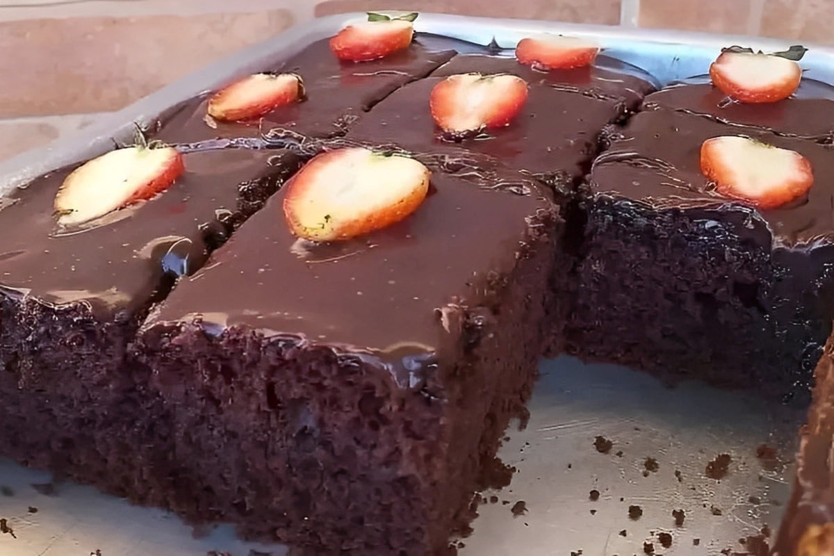 Bolo de chocolate prático molhadinho e delicioso ótimo para sua festinha ou lanche da tarde