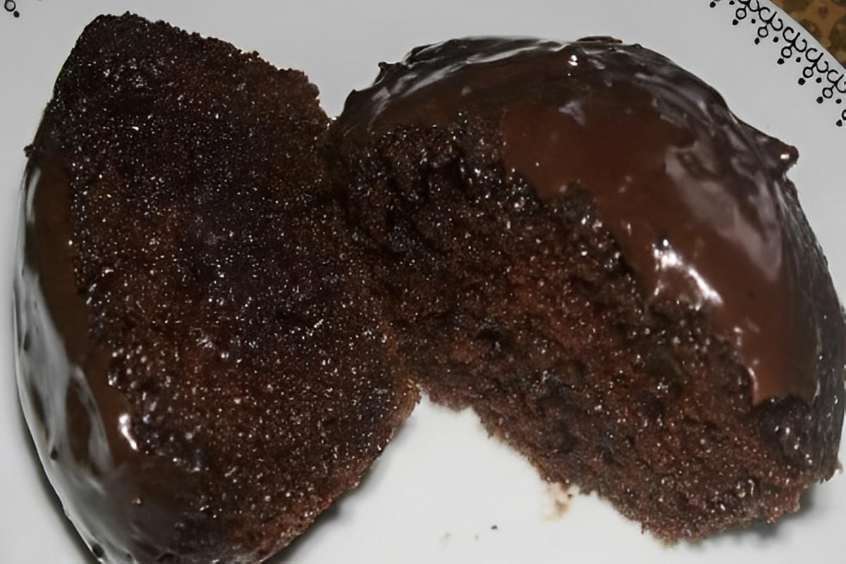 Bolo de chocolate molhadinho de liquidificador é só bater os ingredientes e levar ao forno