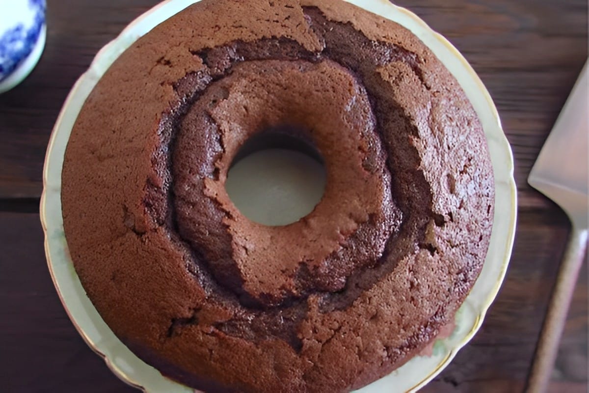 Bata esses ingredientes que você tem no armário e prepare um delicioso bolo de chocolate integral
