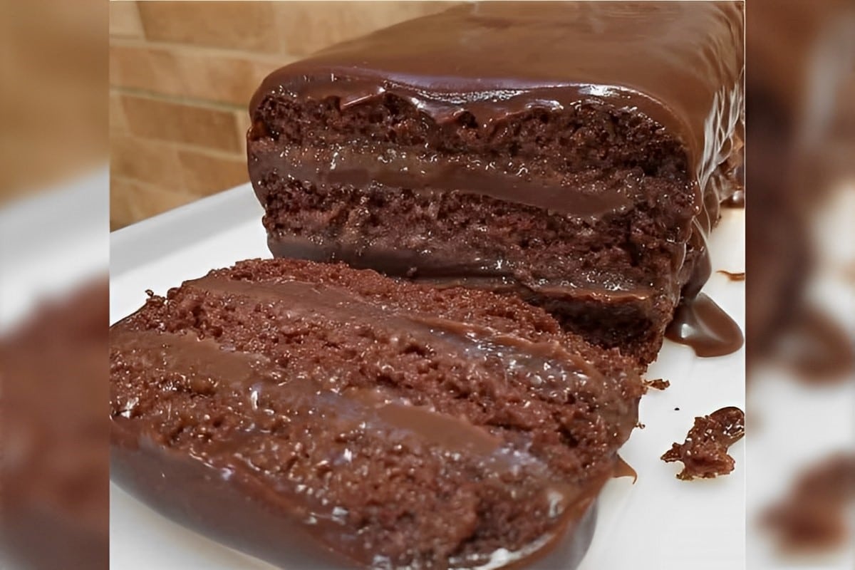 Bolo de chocolate recheado simples crianças e adultos adoram perfeito para o lanche