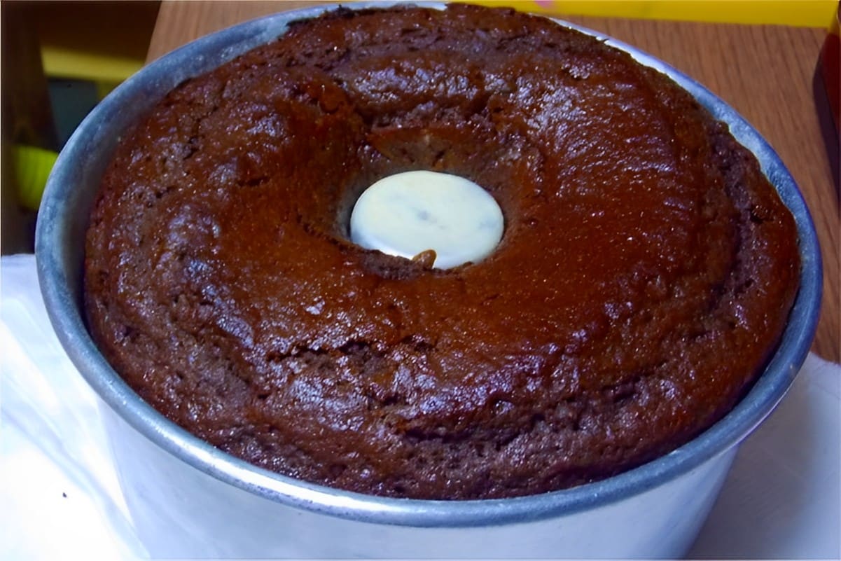 Bolo de chocolate simples perfeito para o café ou o lanche da tarde
