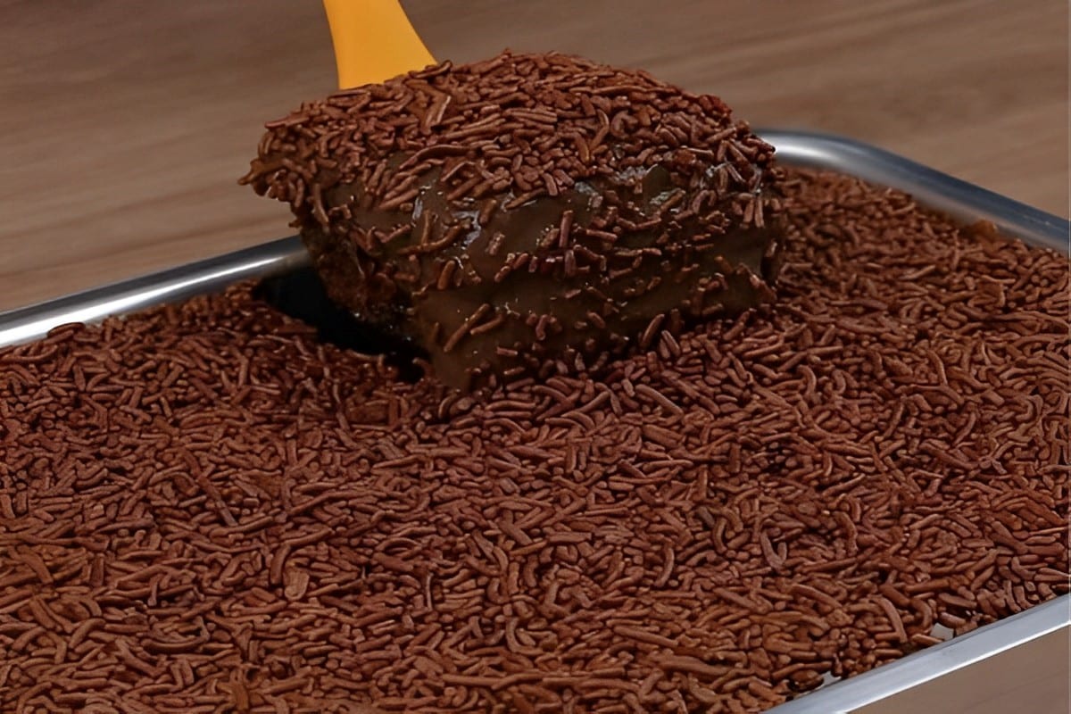 Bolo de chocolate simples receita fácil e prática para seu lanche