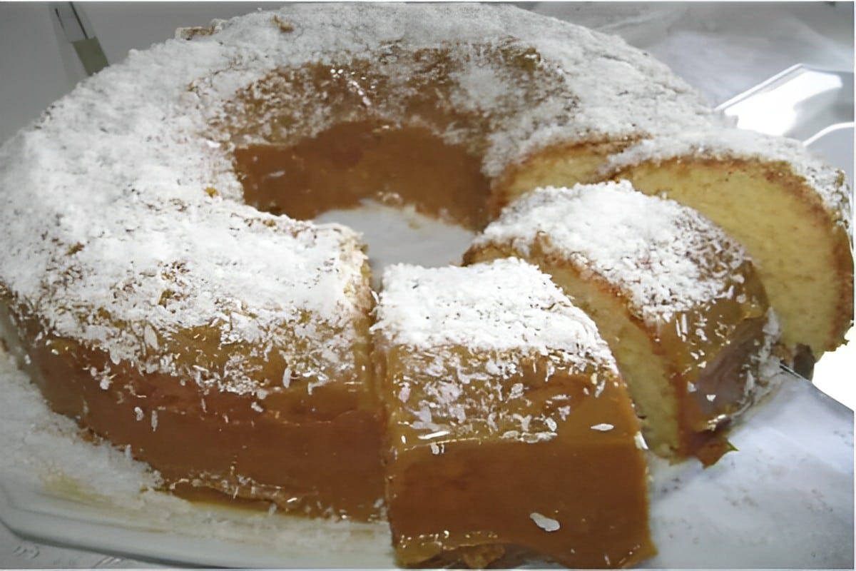 Bolo de coco molhadinho com cobertura de doce de leite perfeito para o lanche
