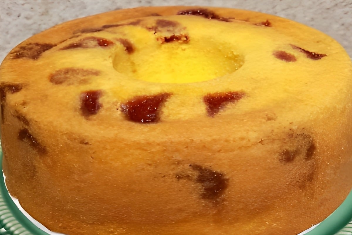 Bolo de fubá com goiabada esse bolo já sai do forno recheado fácil e delicioso