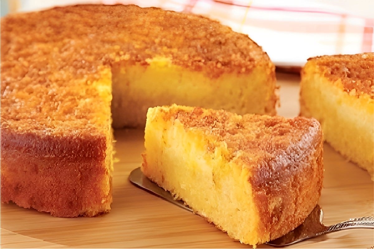 Bolo de fubá cozido para comer quentinho no seu café ou lanche