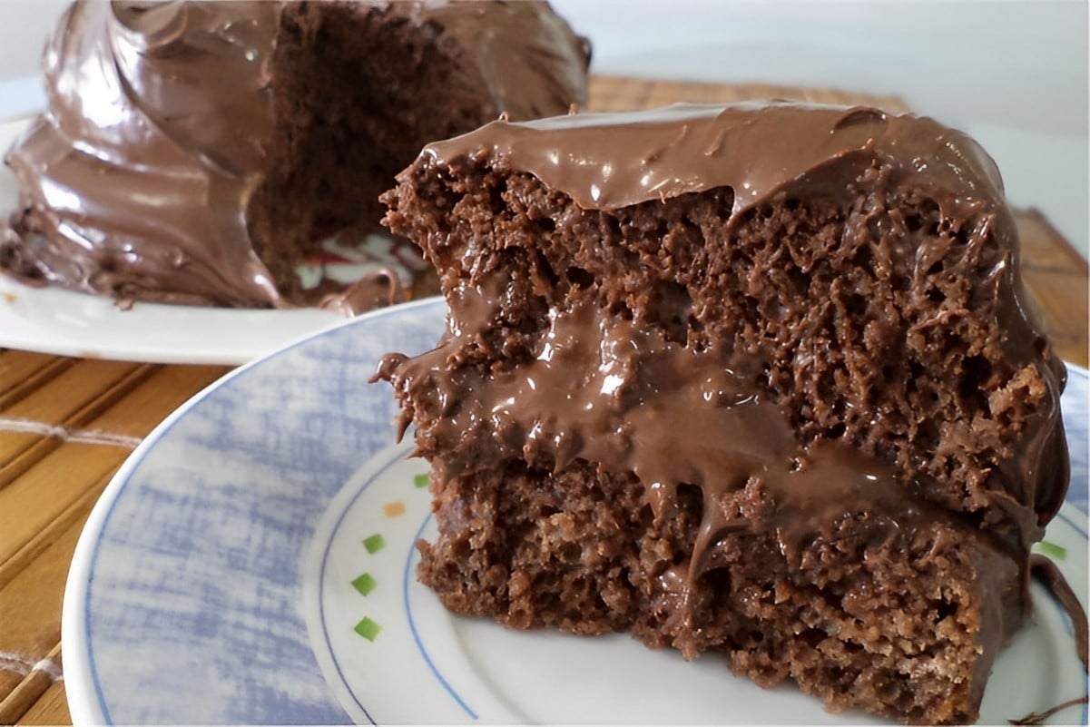 Bolo de iogurte com creme de avelã muito saboroso para lanche ou festa