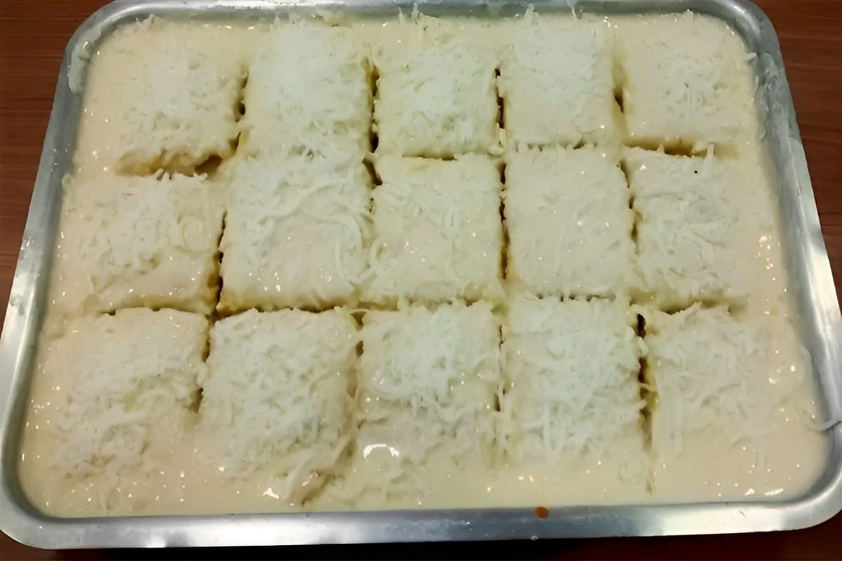 Bolo de leite de coco com cobertura de coco uma delícia que todo mundo vai adorar