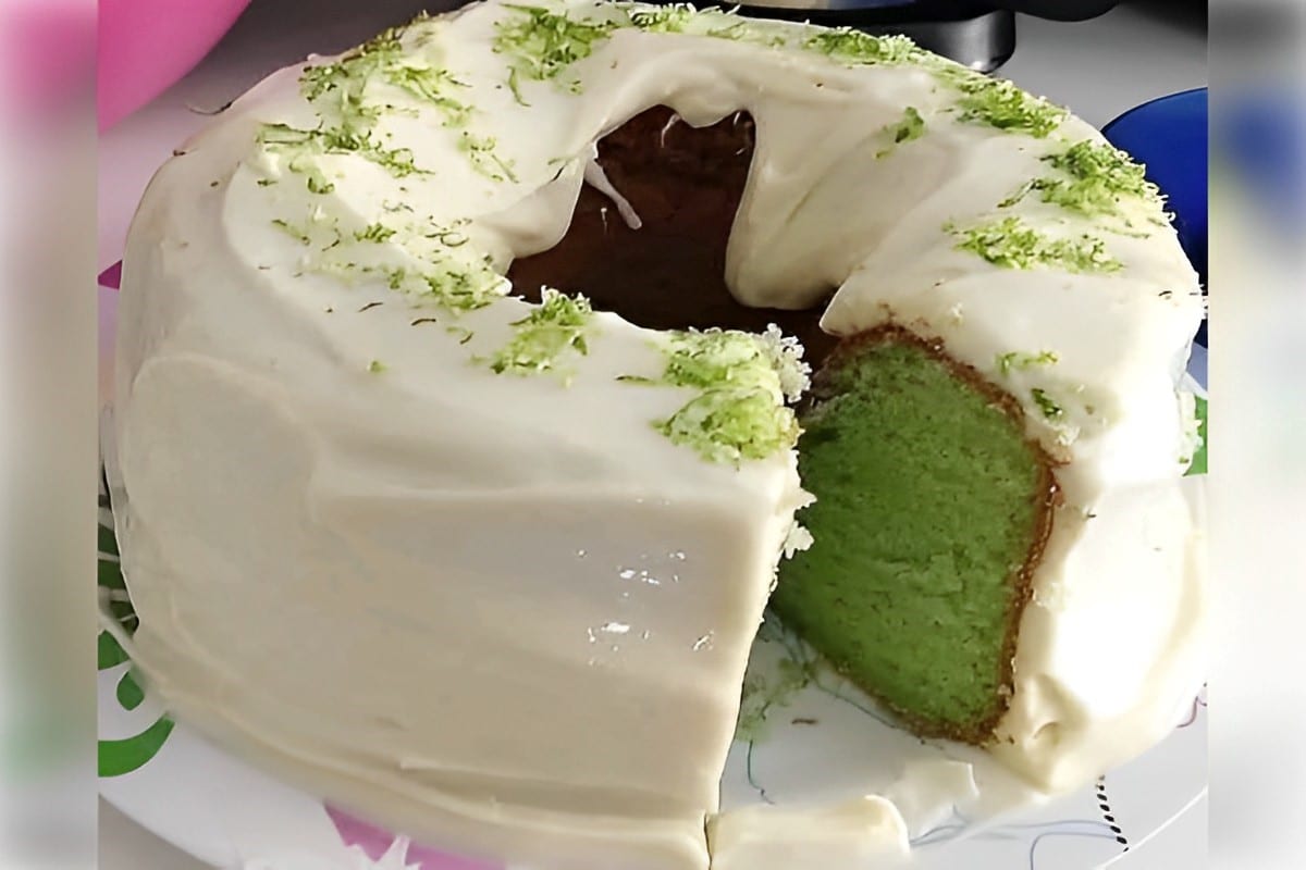 Bolo de limão verde com cobertura e raspas de limão uma delícia