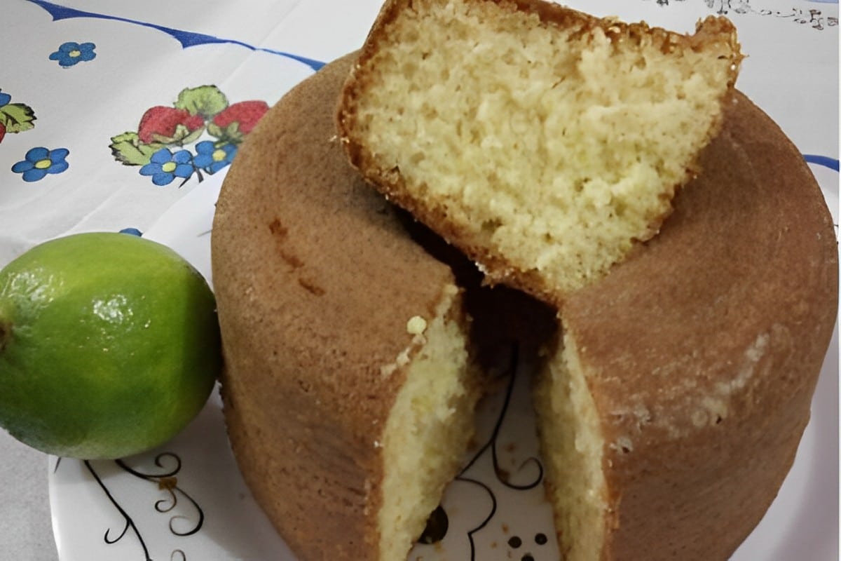 Esse bolo de limão de liquidificador é muito fofinho delicioso e rende 2 formas