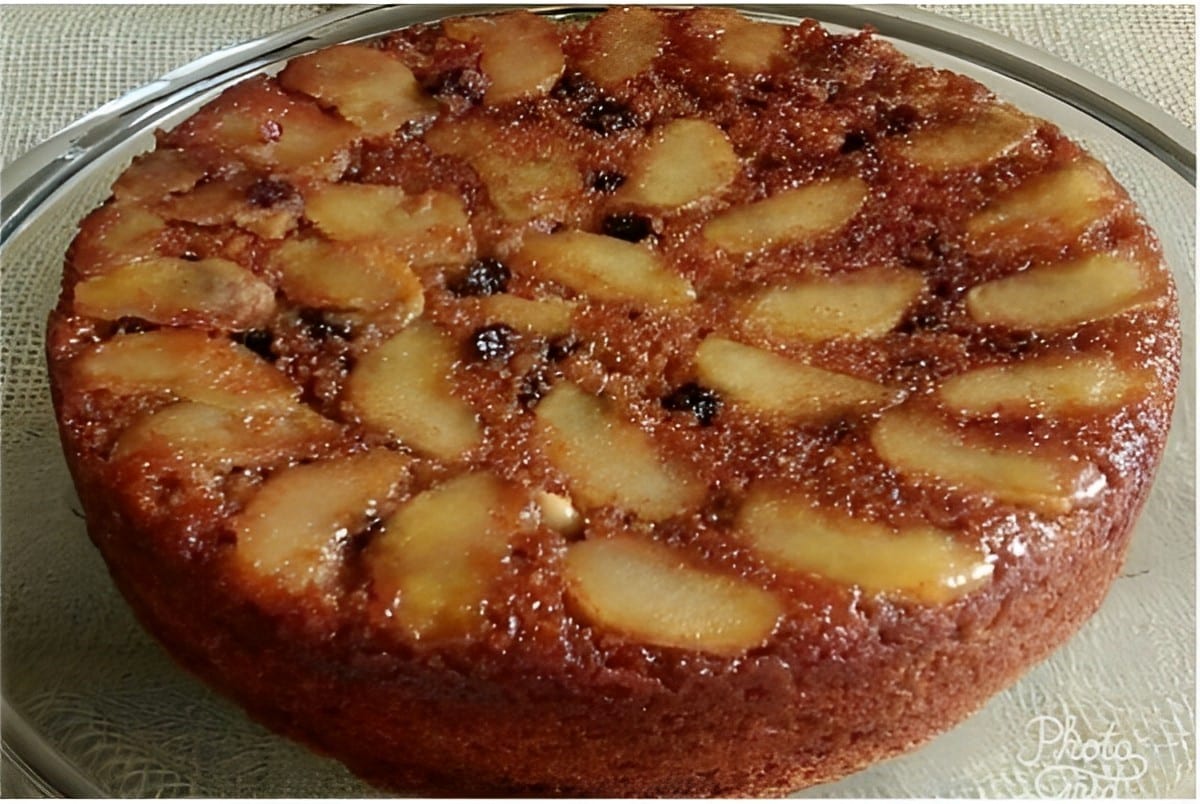 Bolo de maçã invertido receita da vovó com pedaços de maçã caramelados