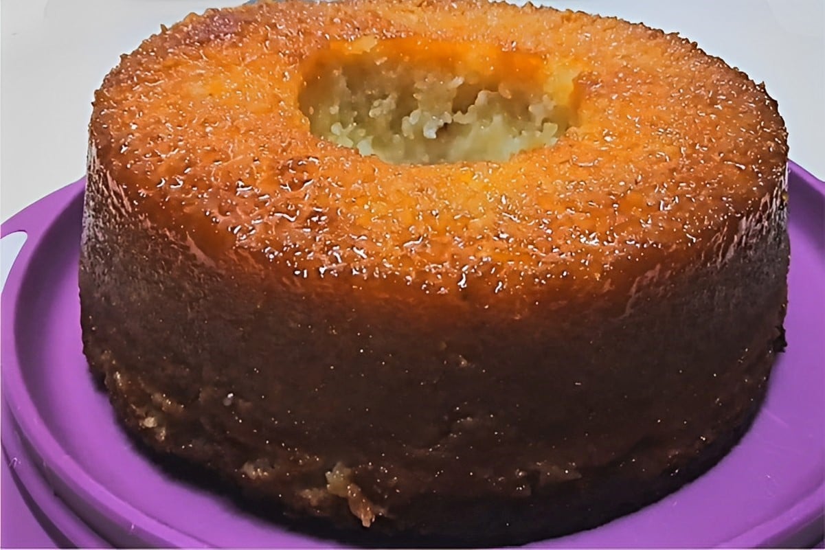 Bolo de mandioca com coco uma receita simples é só misturar todos ingredientes e assar