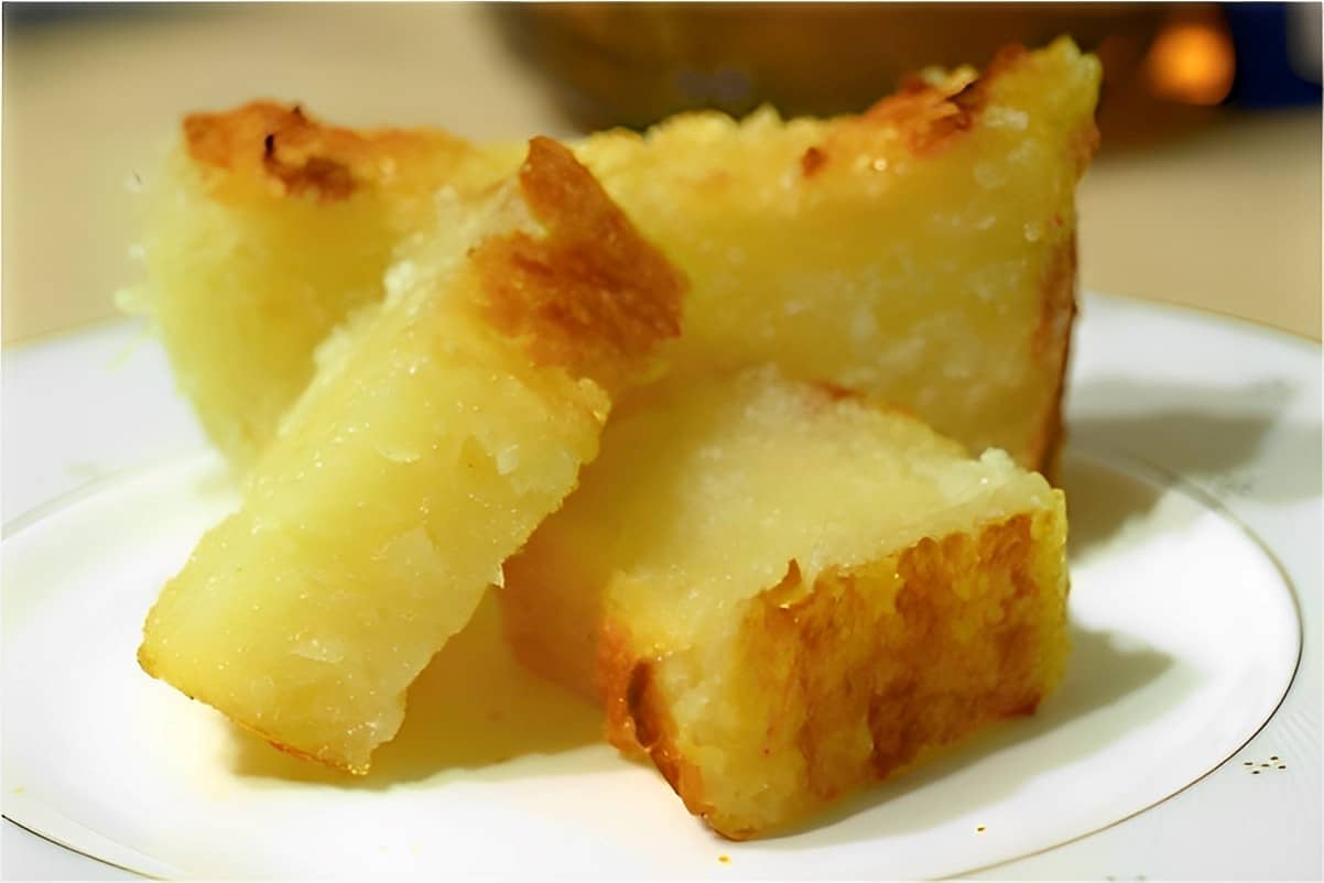 Bolo de mandioca cremoso muito simples é só misturar os ingredientes e levar para assar