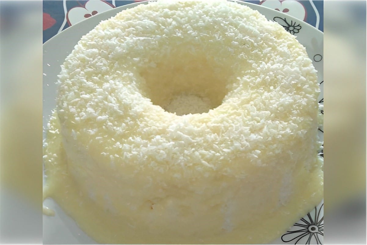 Bolo de tapioca com leite condensado não vai ao forno é só misturar tudo e levar pra gelar