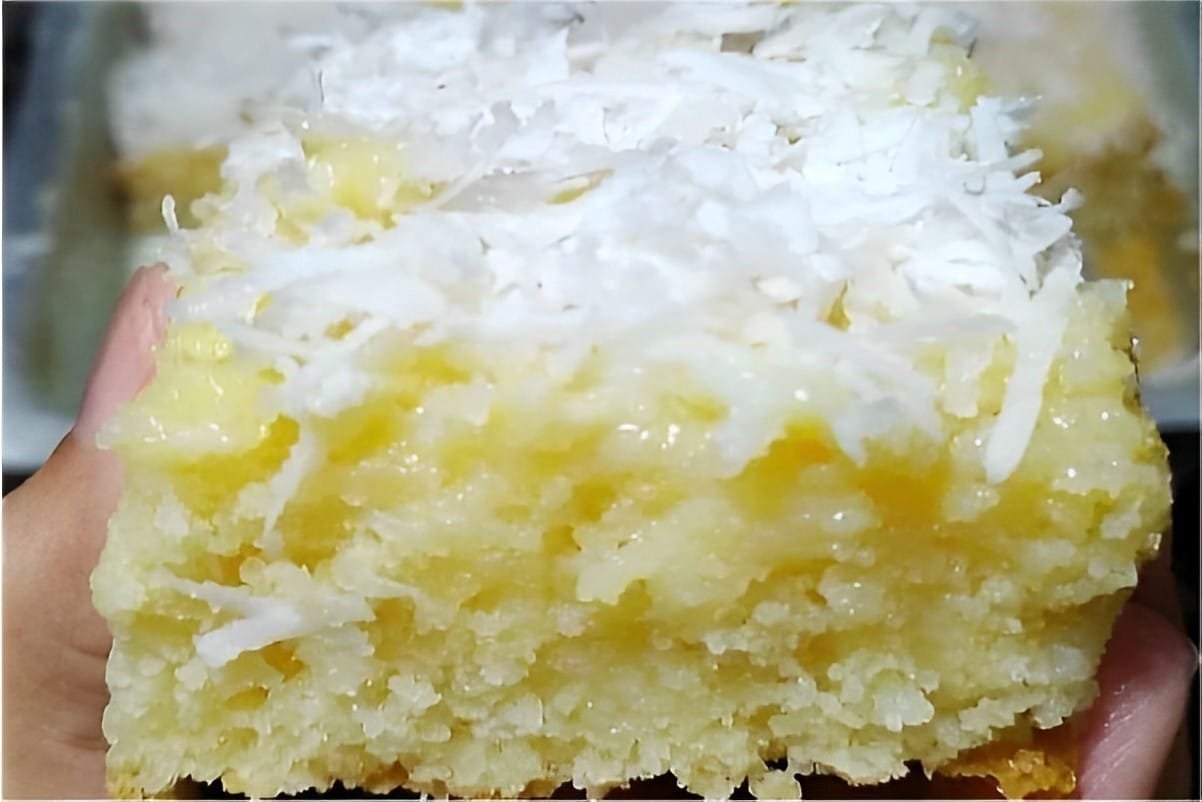 Bolo gelado de coco perfeito para comer como sobremesa ou em festa fica uma delícia