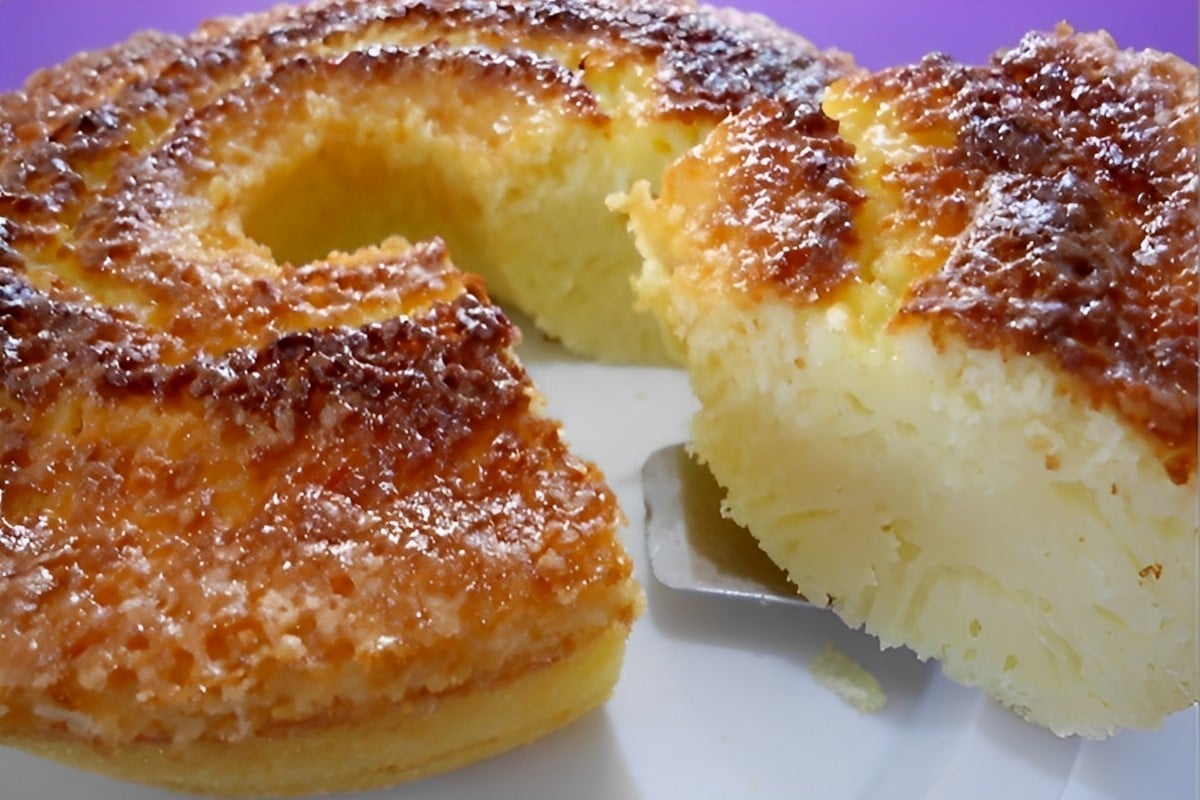 Bolo queijadinha de liquidificador é só bater os ingredientes e levar no forno para assar