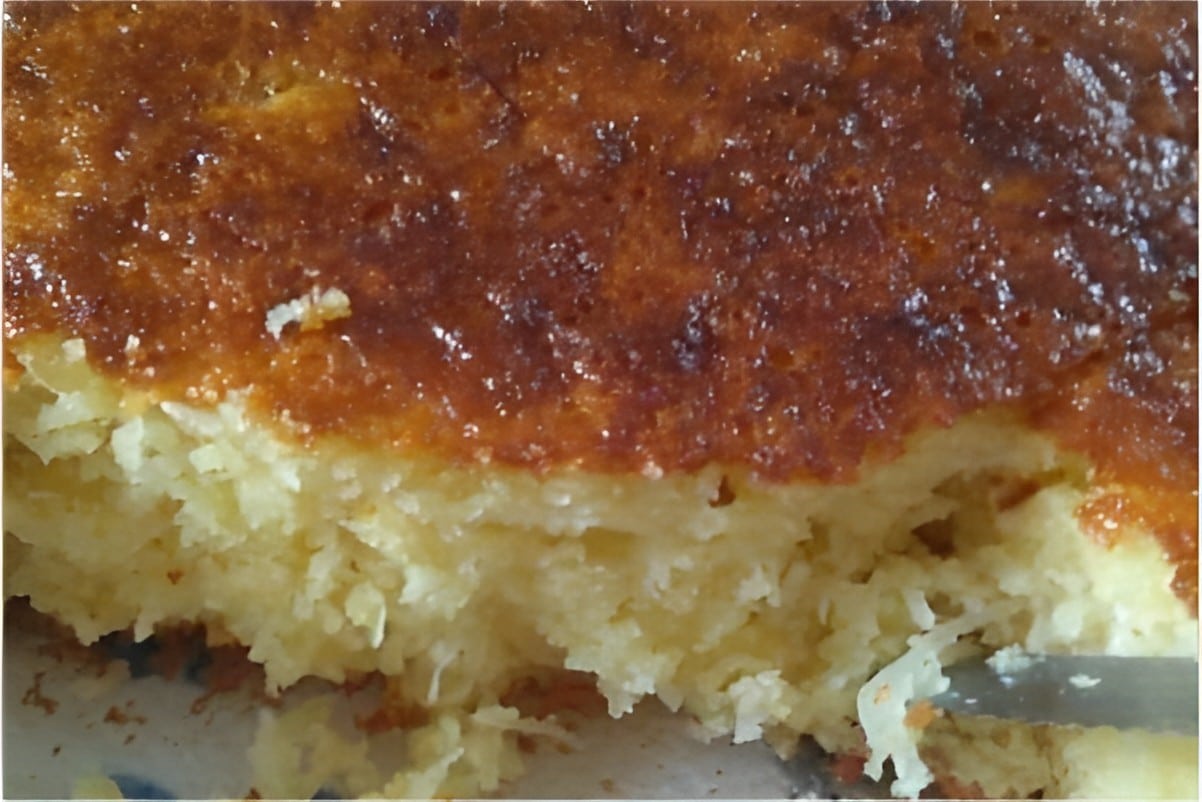 Bolo queijadinha muito fácil é só misturar os ingredientes com uma colher e levar para assar