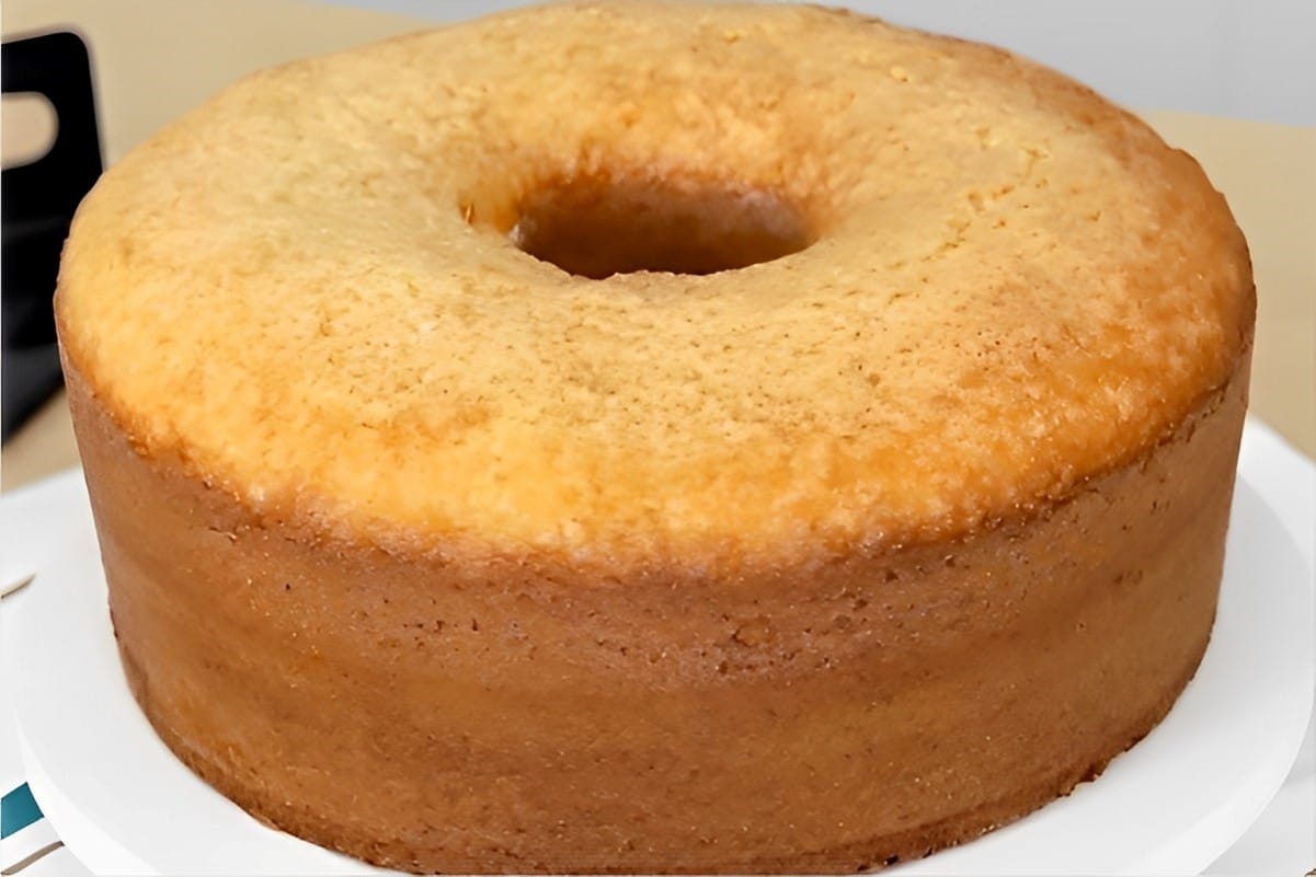 Bolo simples e fácil fica fofinho e bem macio feito com ingredientes que você tem em casa